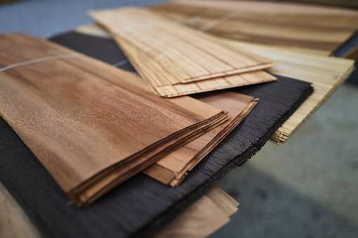 Pictures 1-4: Here you can see how a still matt veneer sheet becomes an impressively shiny drum. The color and grain of the wood come into their own thanks to the surface treatment with clear lacquer. Photos: ROSER AG